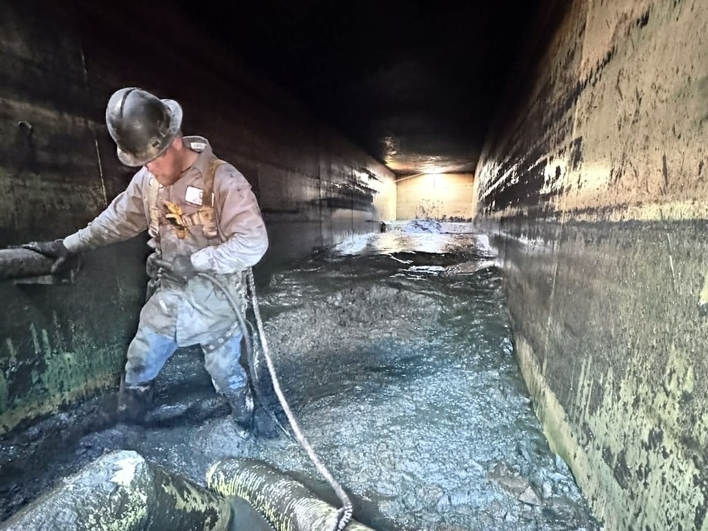 Cleaning inside a tank